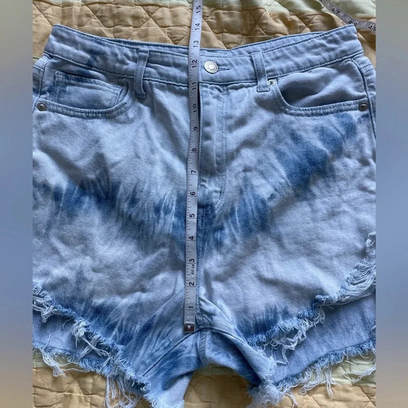 American Eagle women’s light wash tie dye Highest Rise Mom Shorts size 10 - Picture 4 of 6